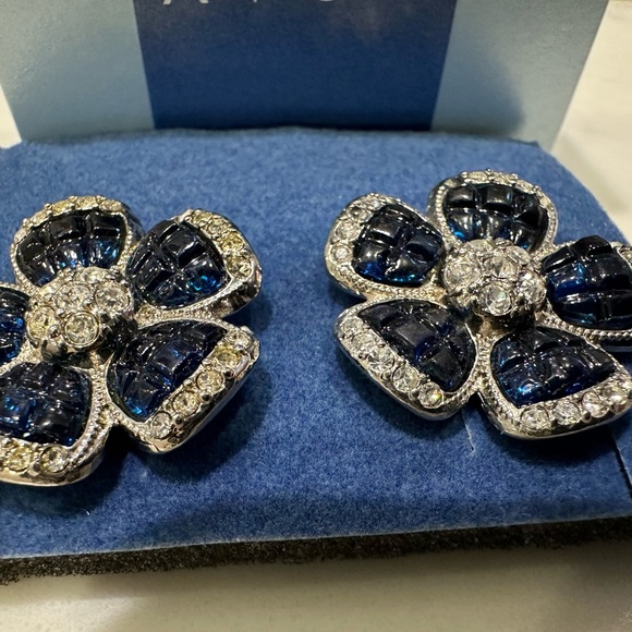 SAPPHIRE AND CLEAR COLOR SPARKLE FLOWER EARRINGS-pierced - Picture 7 of 12